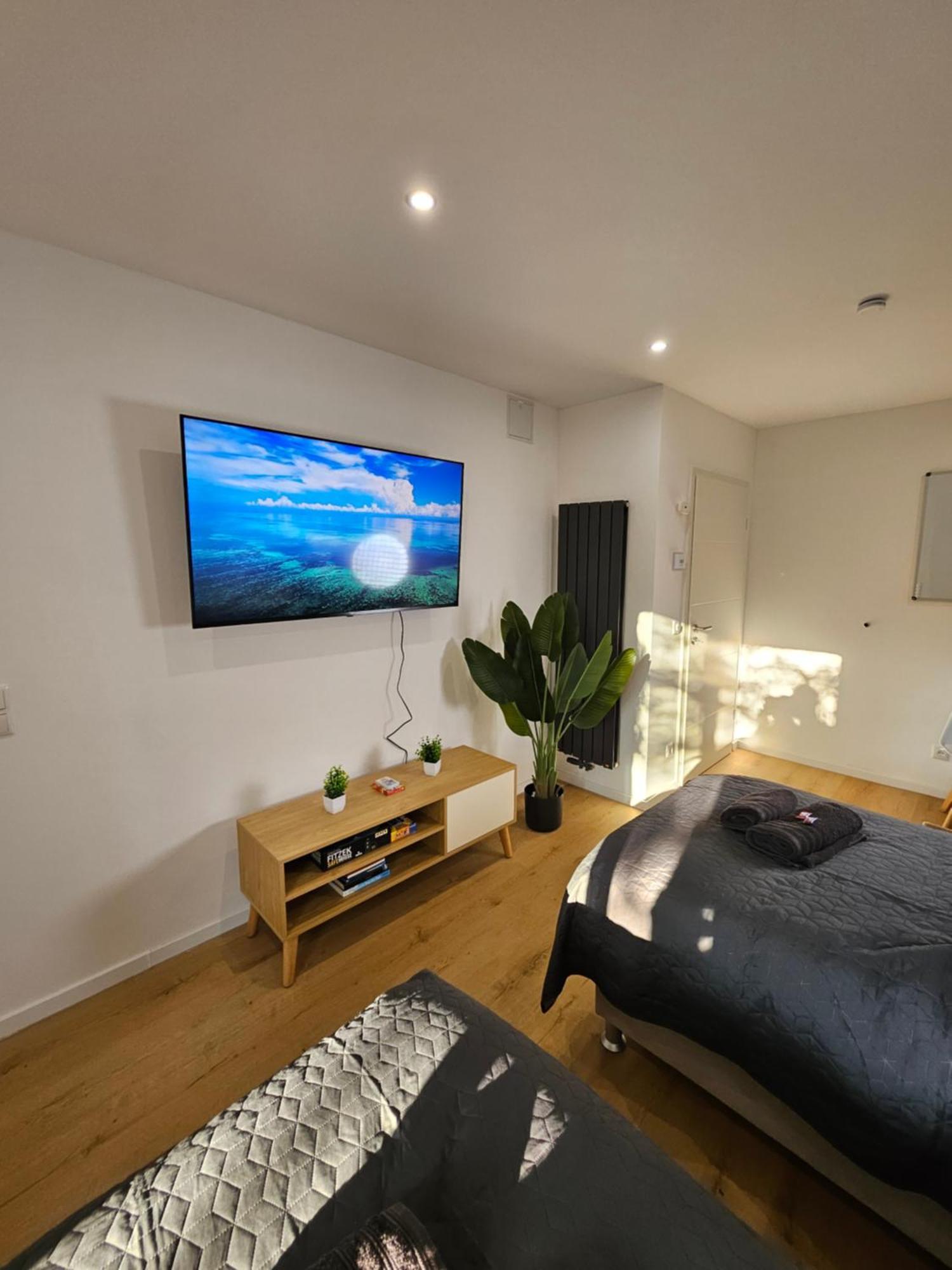 Modern Homes - Voll Ausgestatte Wohnung - Balkon - Hotelbetten - 4K Tv - Wlan Moers Exteriör bild