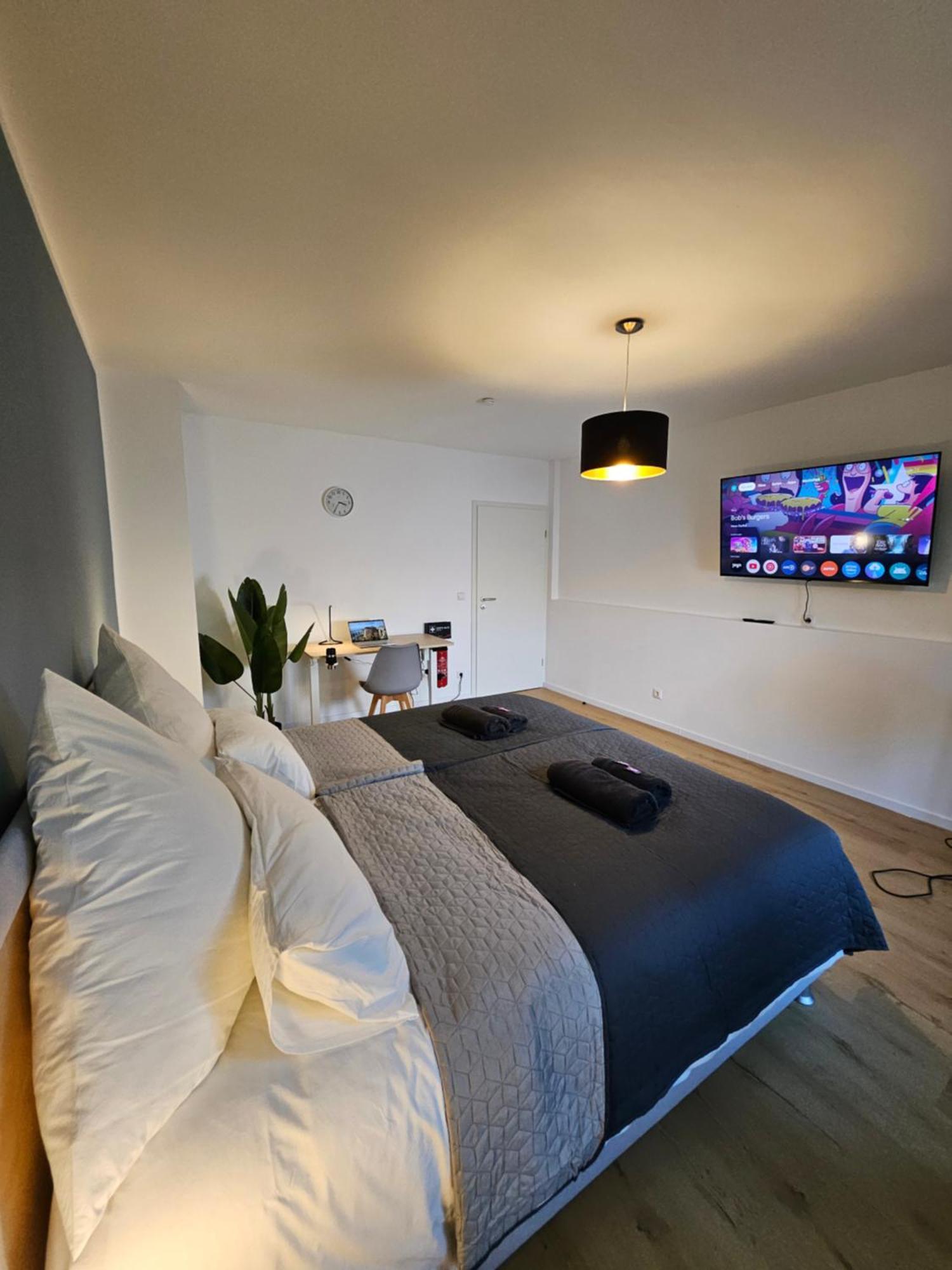 Modern Homes - Voll Ausgestatte Wohnung - Balkon - Hotelbetten - 4K Tv - Wlan Moers Exteriör bild