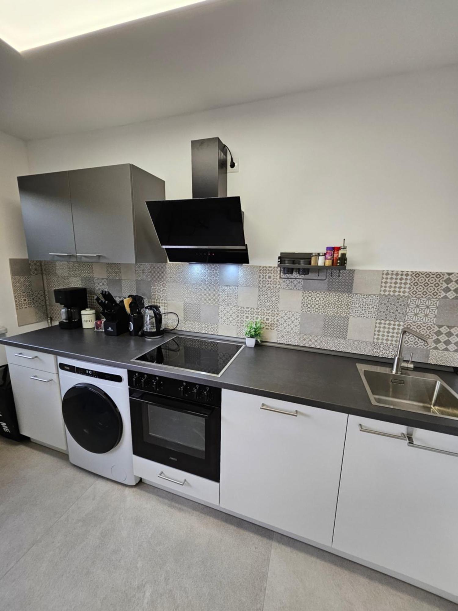 Modern Homes - Voll Ausgestatte Wohnung - Balkon - Hotelbetten - 4K Tv - Wlan Moers Exteriör bild