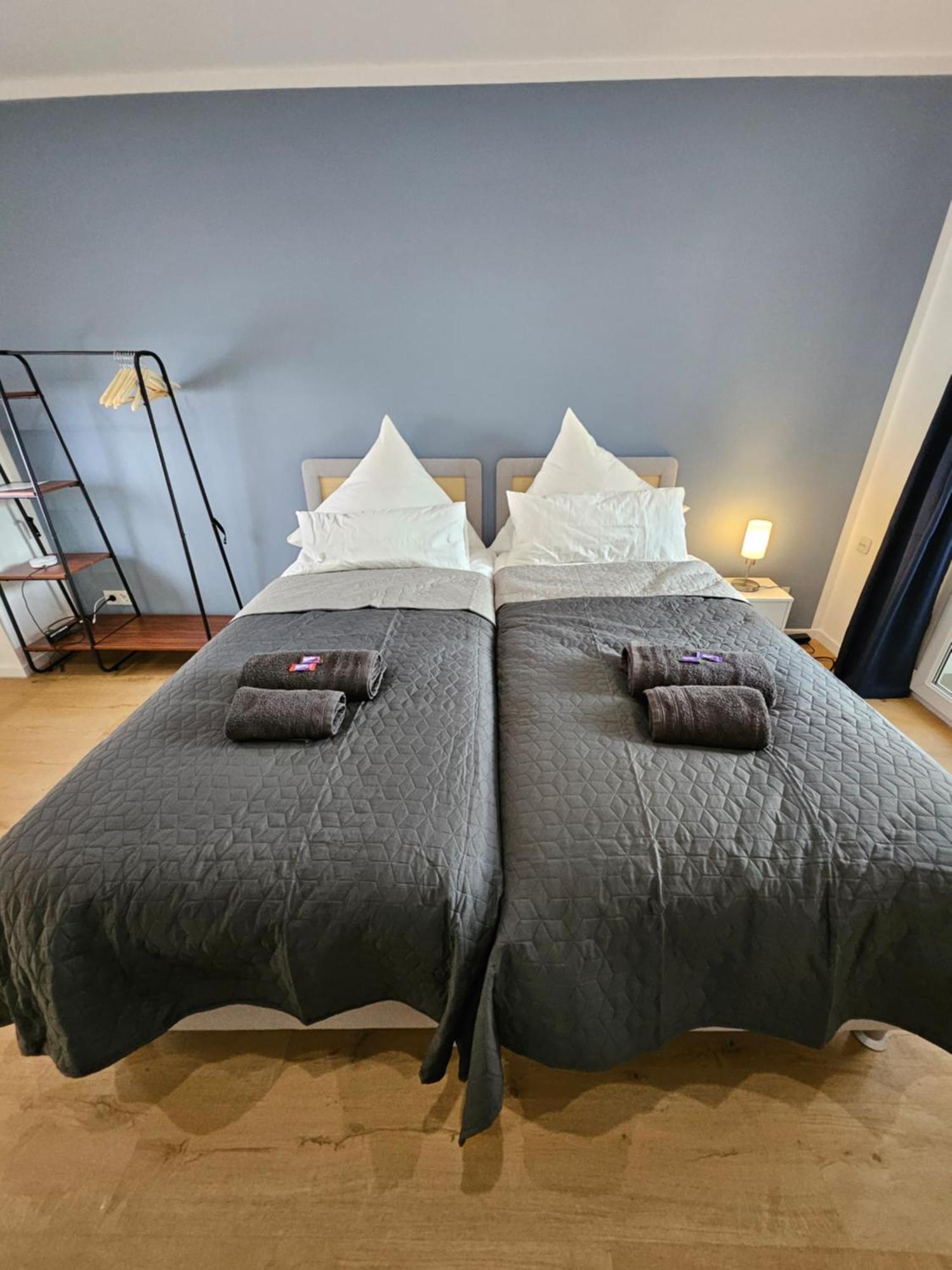 Modern Homes - Voll Ausgestatte Wohnung - Balkon - Hotelbetten - 4K Tv - Wlan Moers Exteriör bild