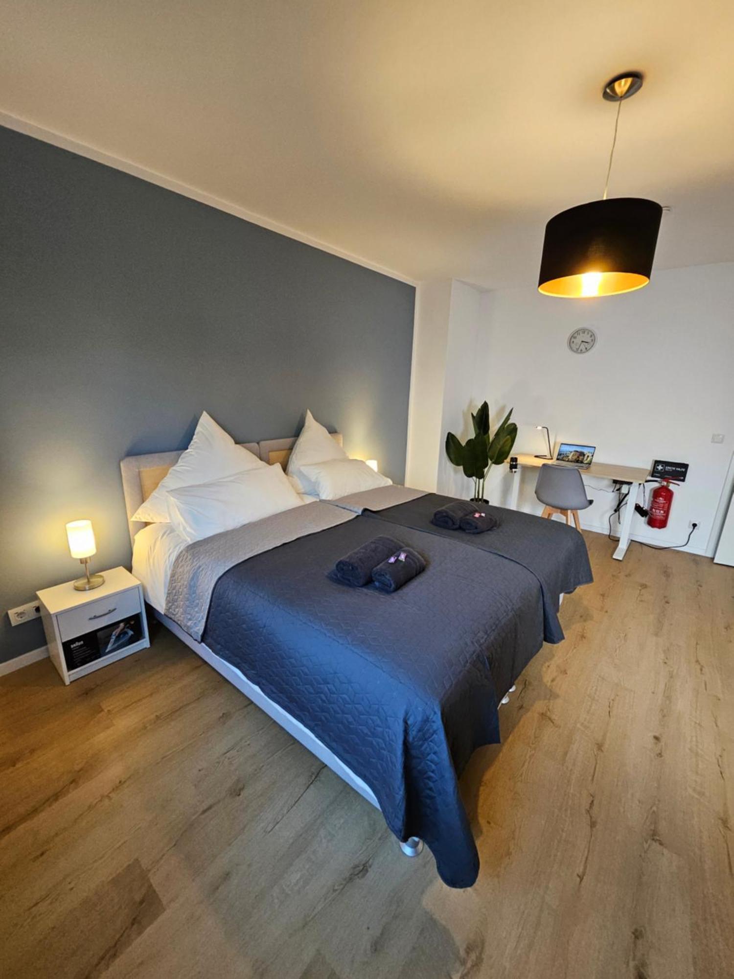 Modern Homes - Voll Ausgestatte Wohnung - Balkon - Hotelbetten - 4K Tv - Wlan Moers Exteriör bild