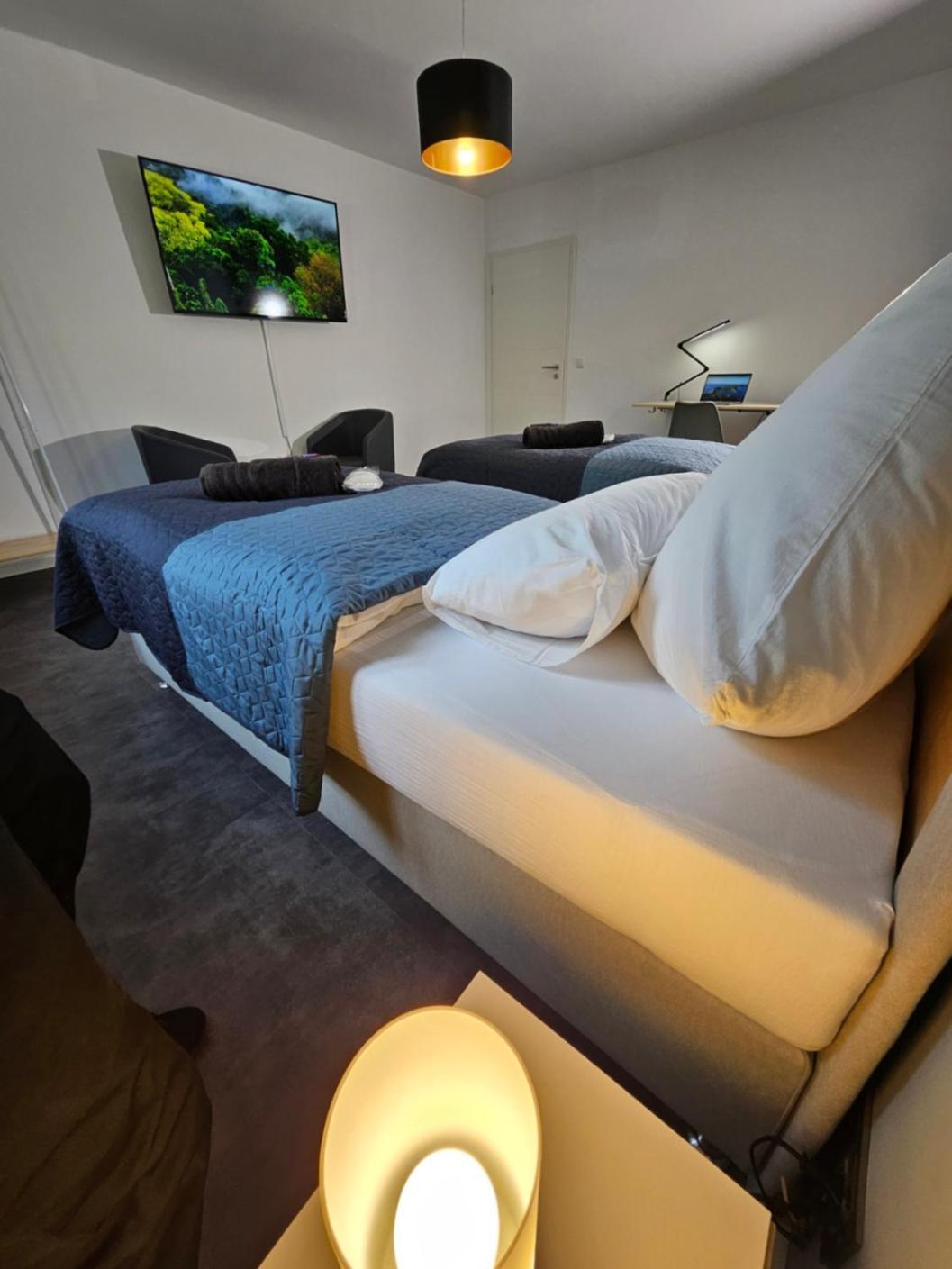 Modern Homes - Voll Ausgestatte Wohnung - Balkon - Hotelbetten - 4K Tv - Wlan Moers Exteriör bild