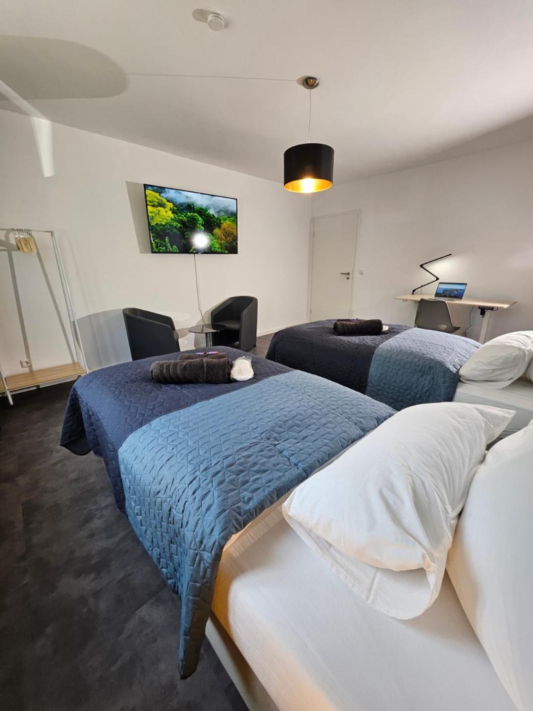 Modern Homes - Voll Ausgestatte Wohnung - Balkon - Hotelbetten - 4K Tv - Wlan Moers Exteriör bild